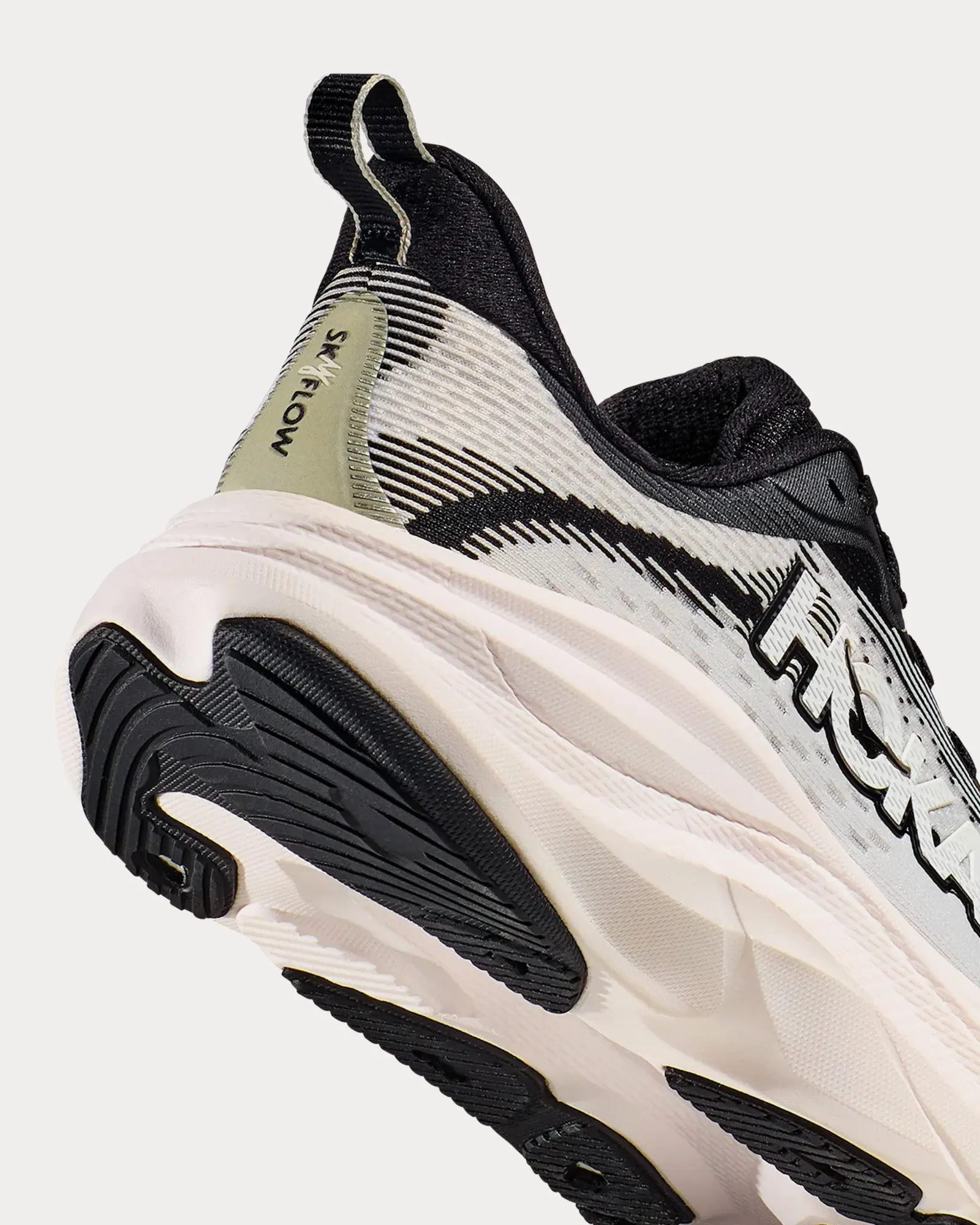 Skyflow Black / White Running Shoes